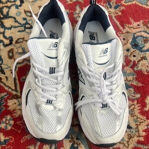 New Balance White and Black Athletic Shoes with Supportive Design